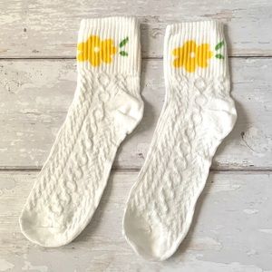 Urban Outfitters Women’s Yellow Daisy White Knit Pattern Crew Socks Brand NEW
